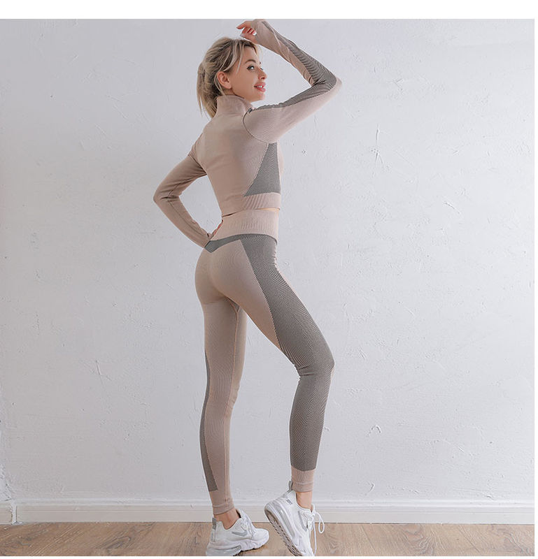 Hüften-kurze Hosen versahen Yoga-Sport-BH-Damen 2/3 PC-Turnhallen-Klagen mit Rippen, die Kleidung laufen lassen